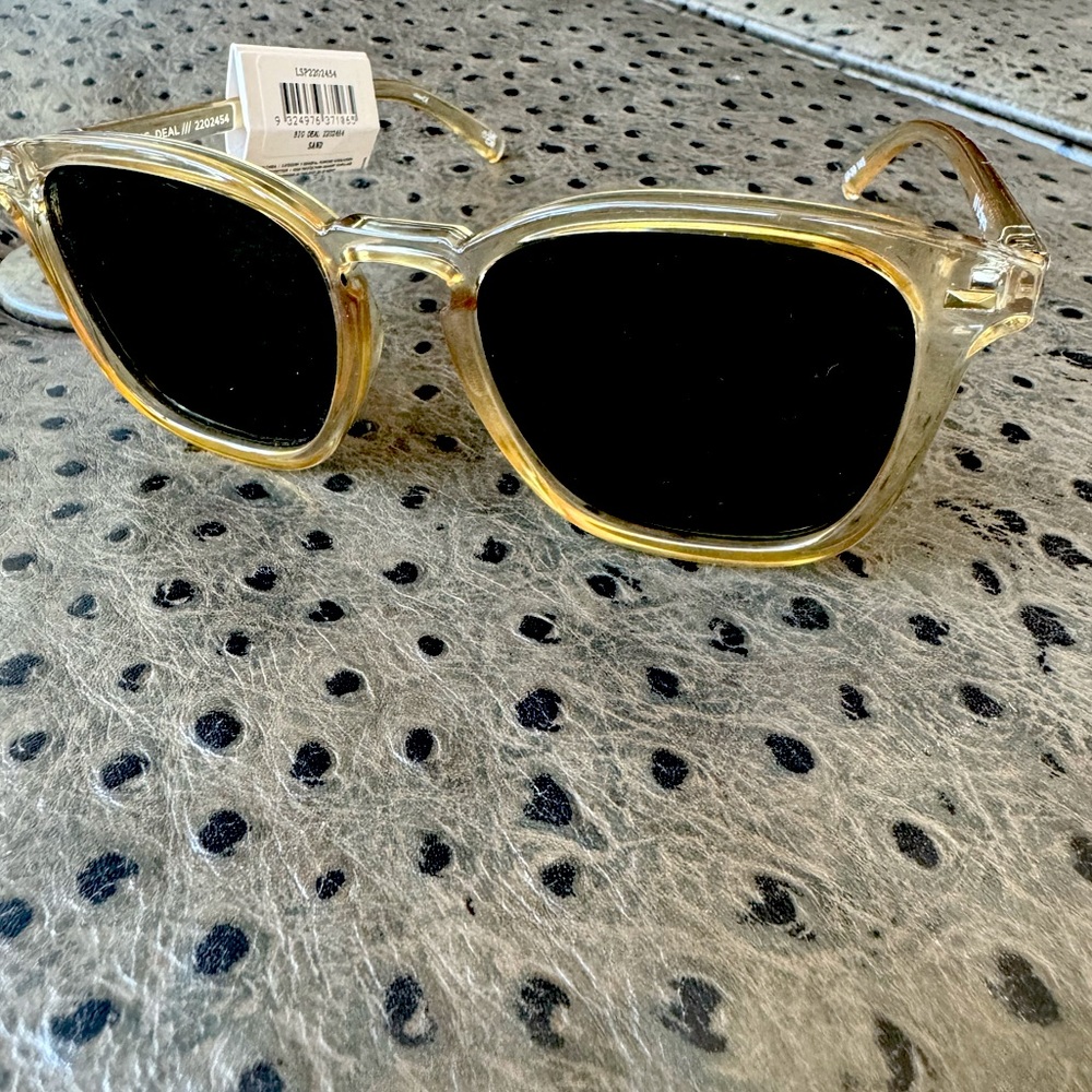 Le Specs Sunglasses - “BIG DEAL” style in color sand
